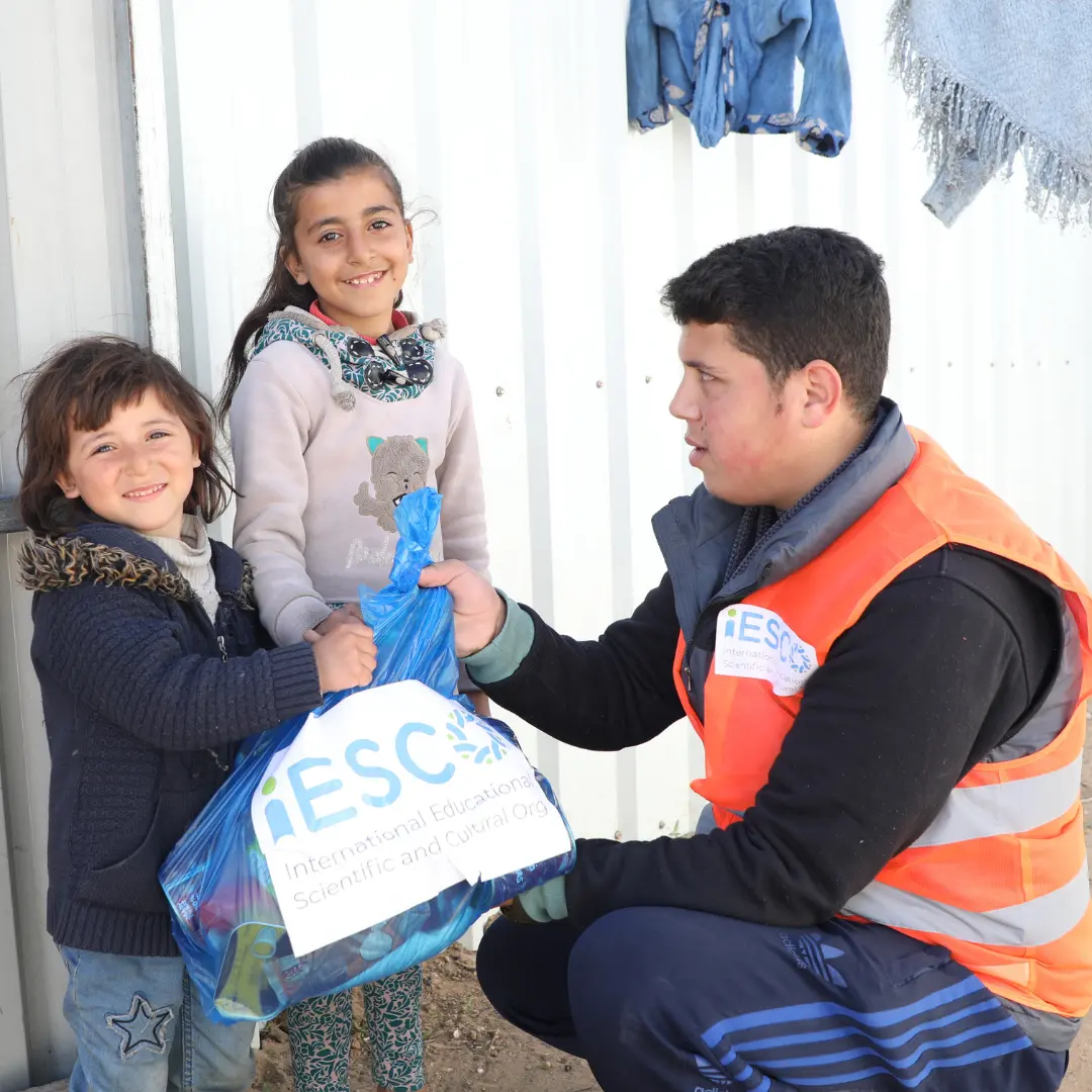 Agihan kotak makanan kepada penduduk Gaza